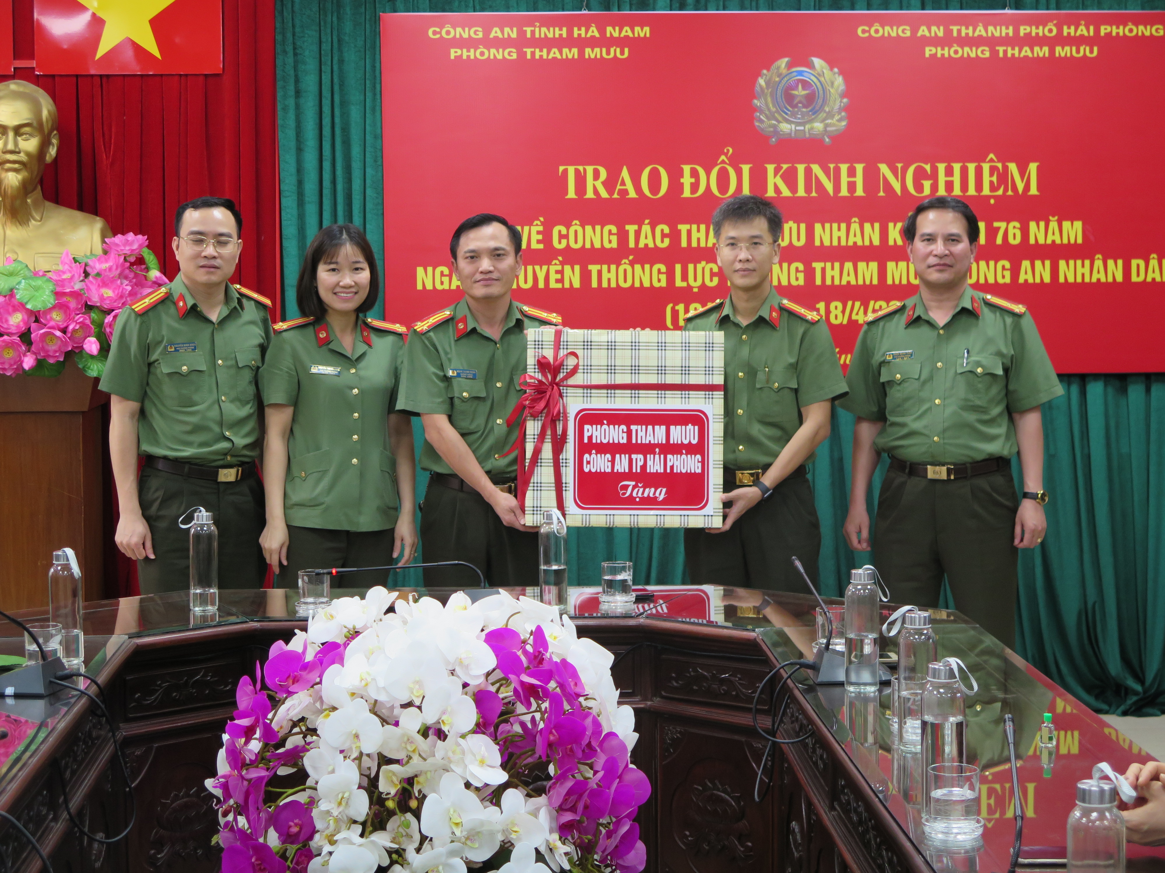 Phòng Tham mưu trao đổi kinh nghiệm nhân kỷ niệm 76 năm Ngày truyền thống lực lượng Tham mưu CAND tại Công an tỉnh Hà Nam